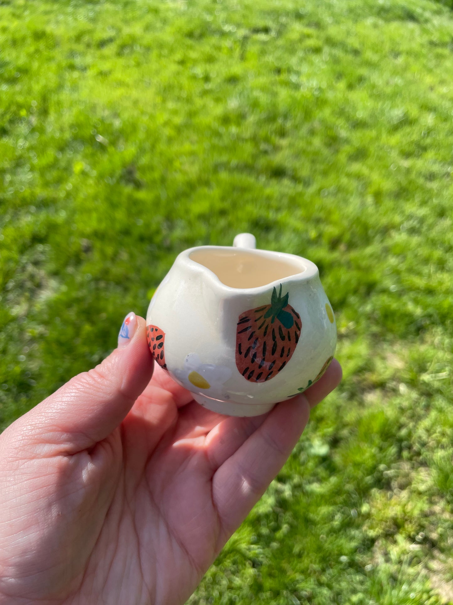 Eperke tejszín kiöntő // Strawberry small cream jug