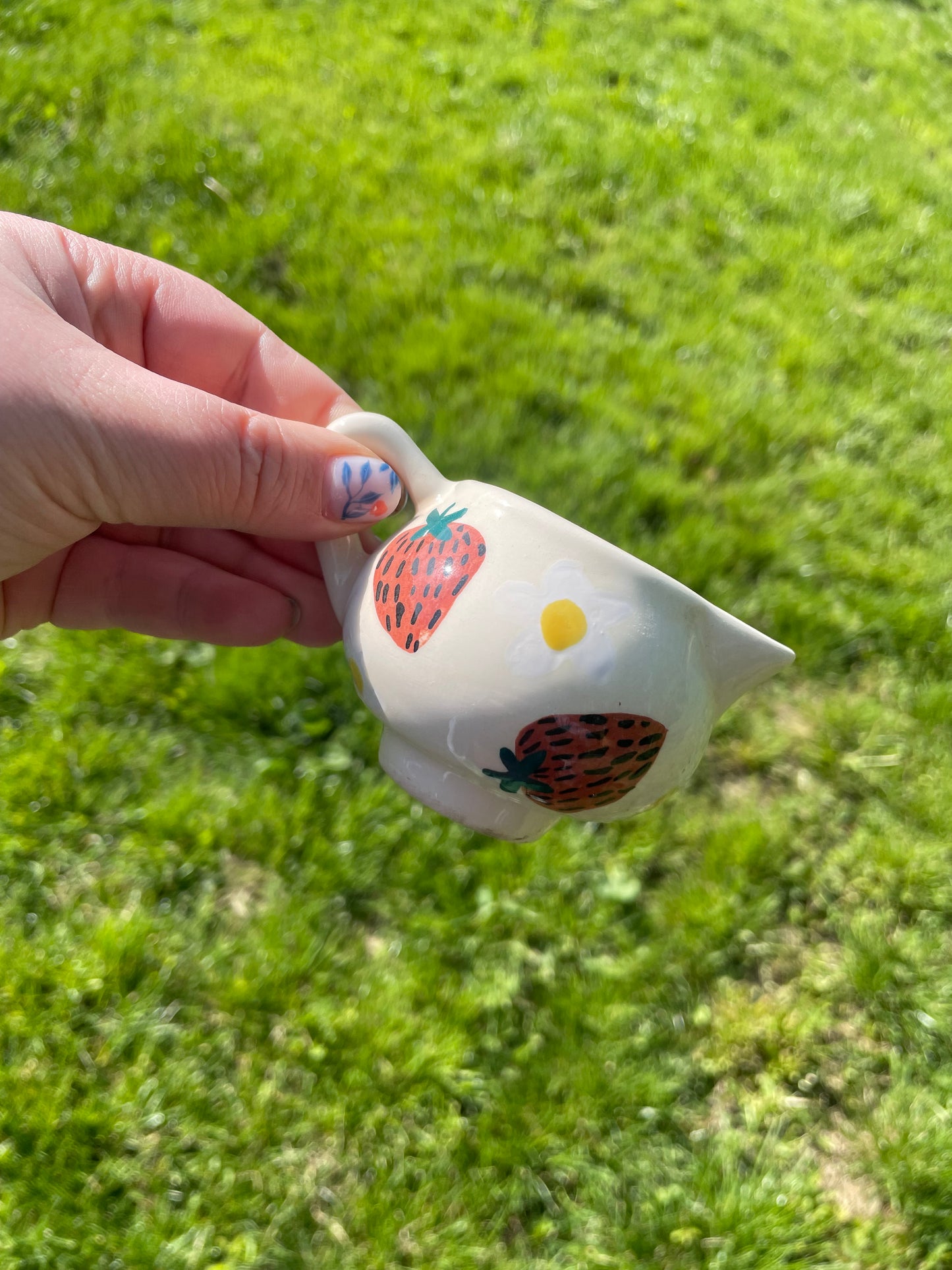 Eperke tejszín kiöntő // Strawberry small cream jug