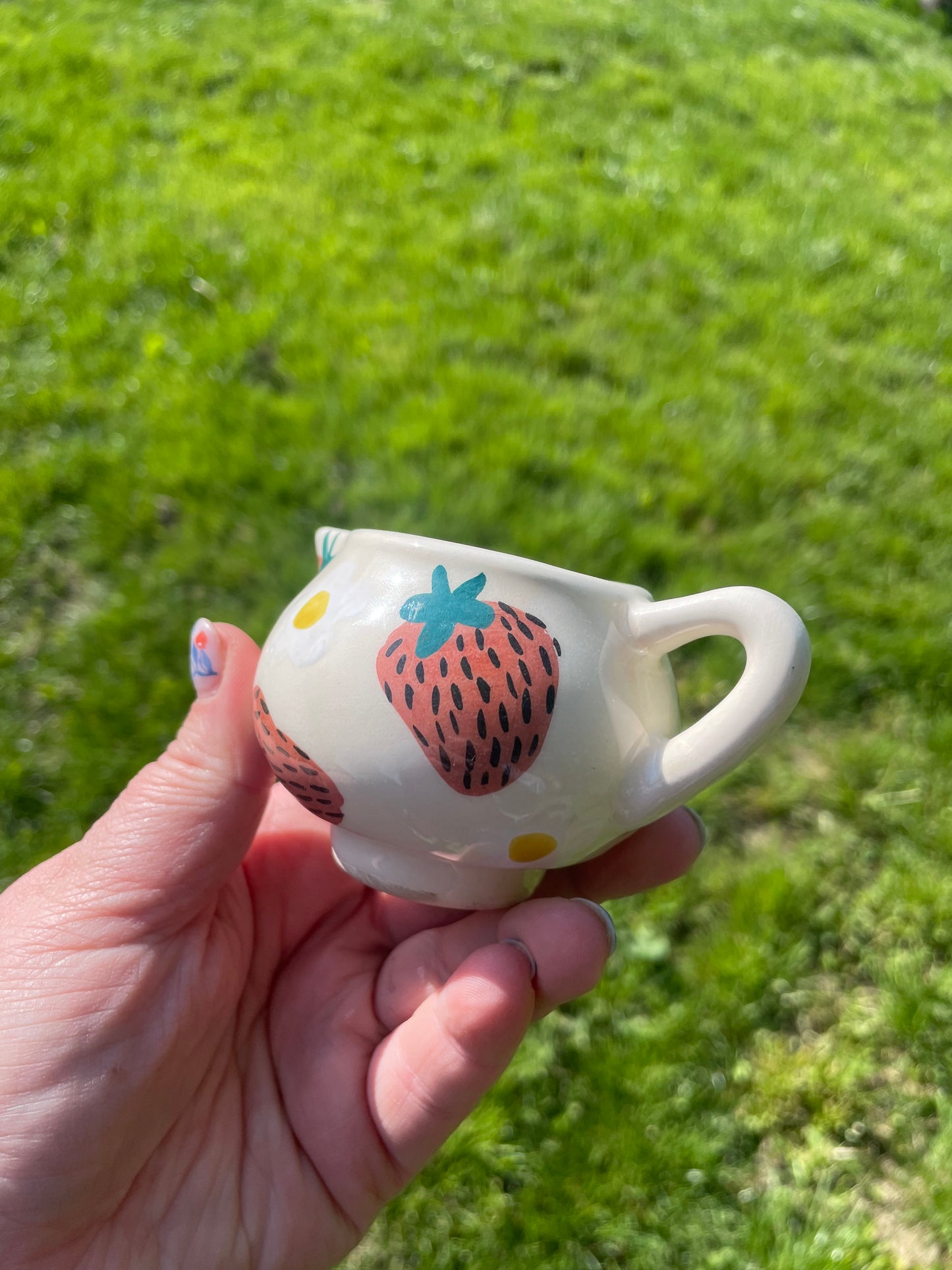 Eperke tejszín kiöntő // Strawberry small cream jug