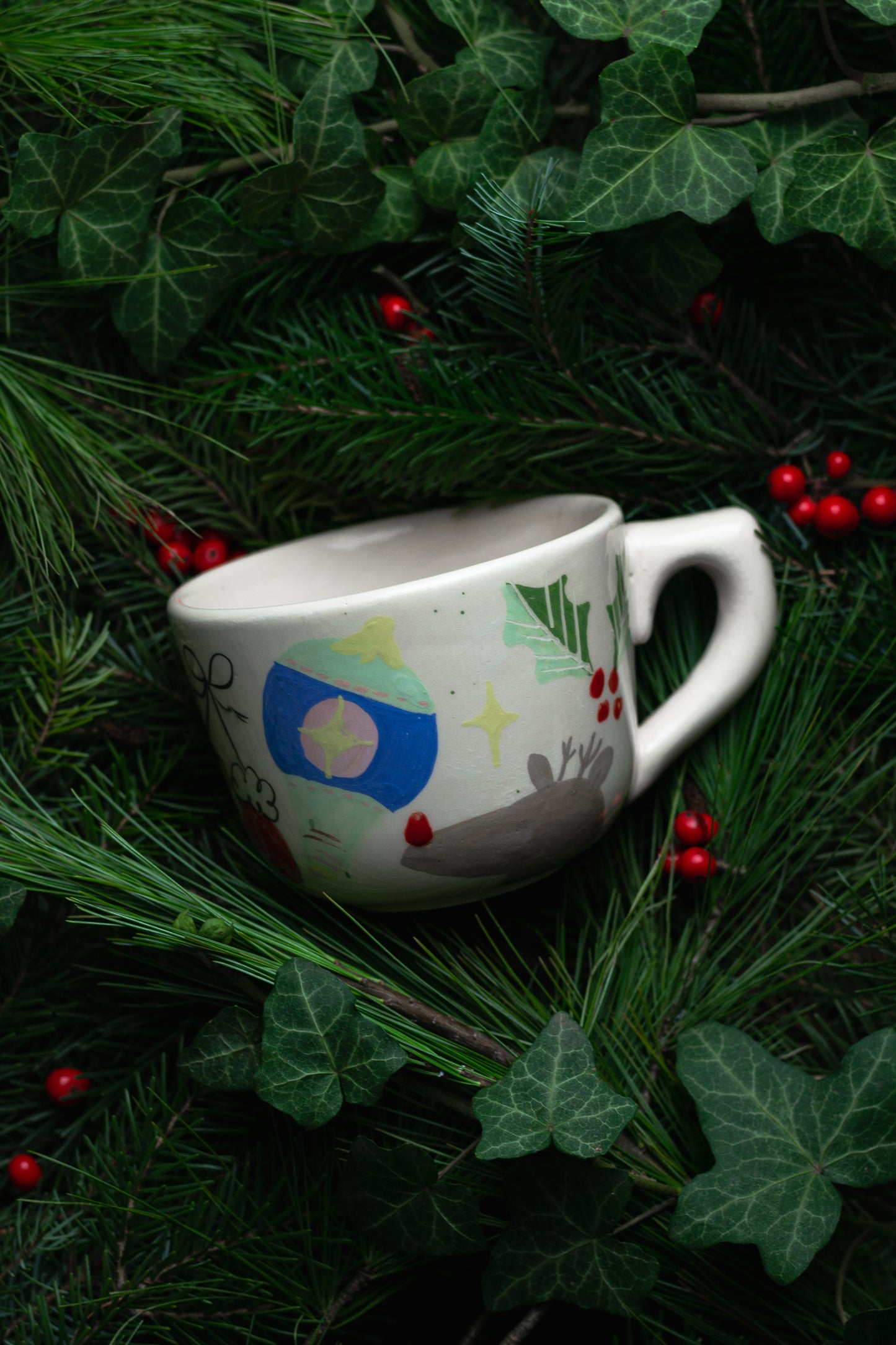 Beanie-Wearing Mystery Cat Christmas 4,5 dl mug