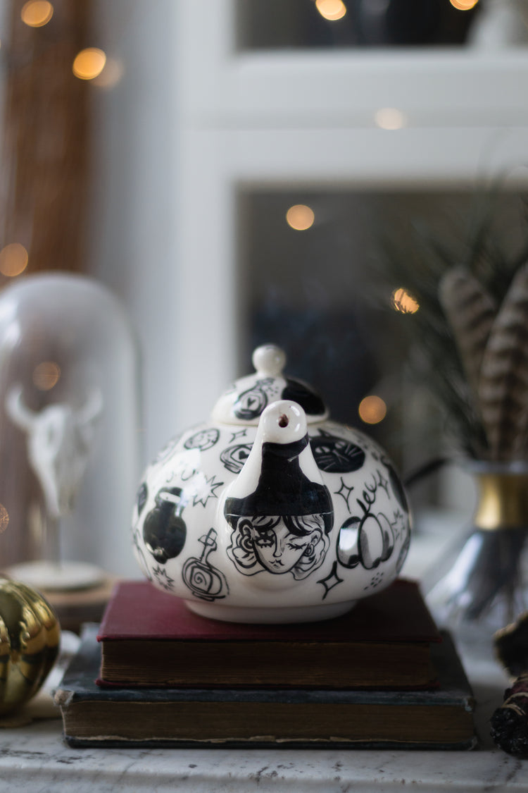 Witches Crafts 8dl Tea Pot