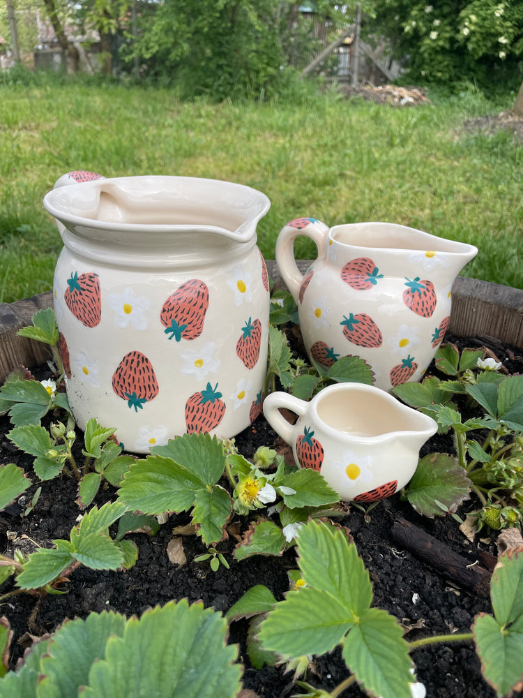 Eperke tejforraló kancsó // Strawberry milk jug