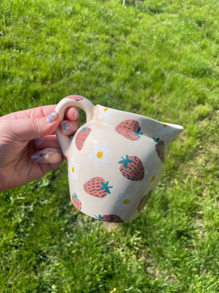 Eperke tejforraló kancsó // Strawberry milk jug