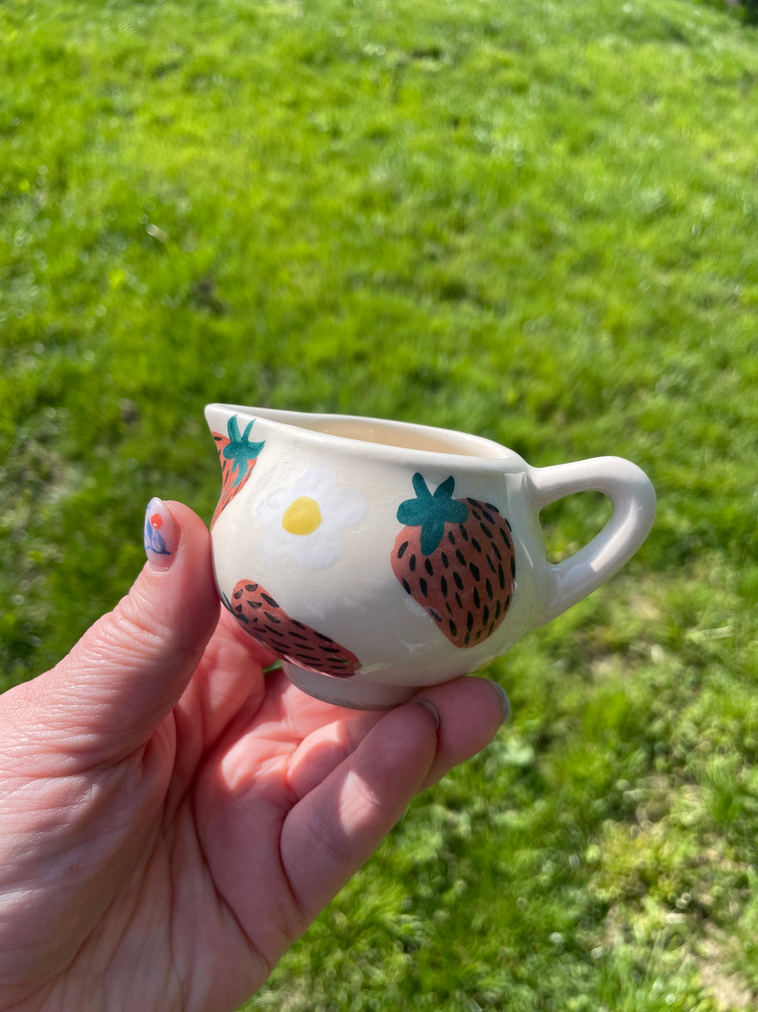 Eperke tejszín kiöntő // Strawberry small cream jug
