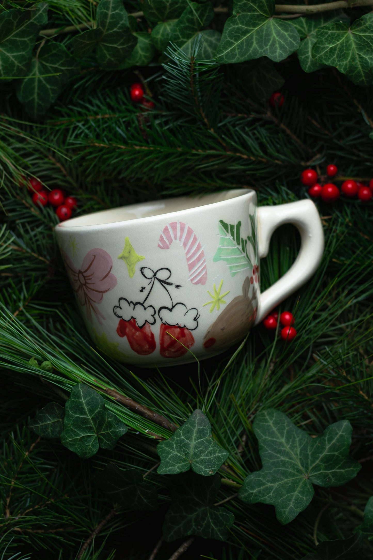 Beanie-Wearing Mystery Cat Christmas 4,5 dl mug