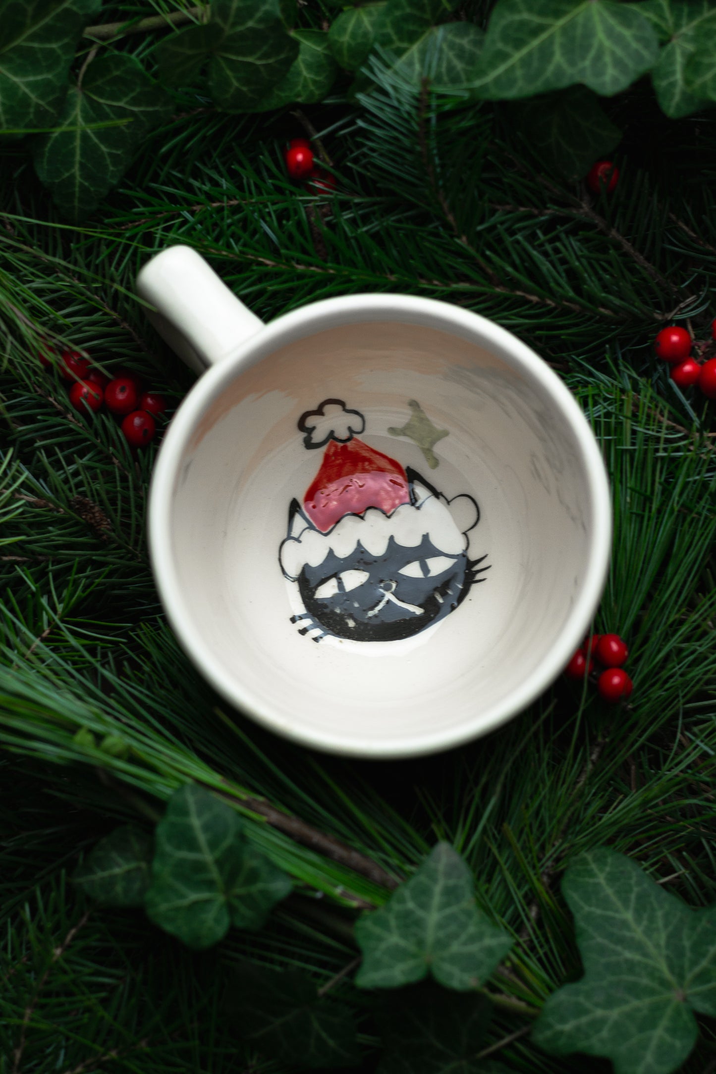 Beanie-Wearing Mystery Cat Christmas 4,5 dl mug