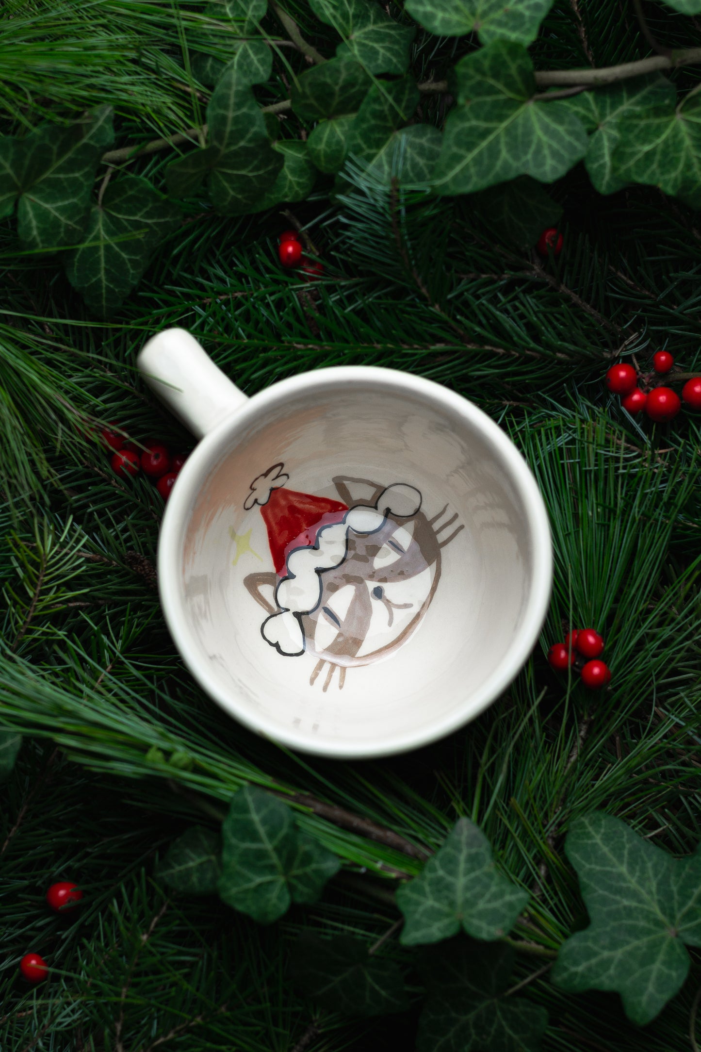 Beanie-Wearing Mystery Cat Christmas 4,5 dl mug