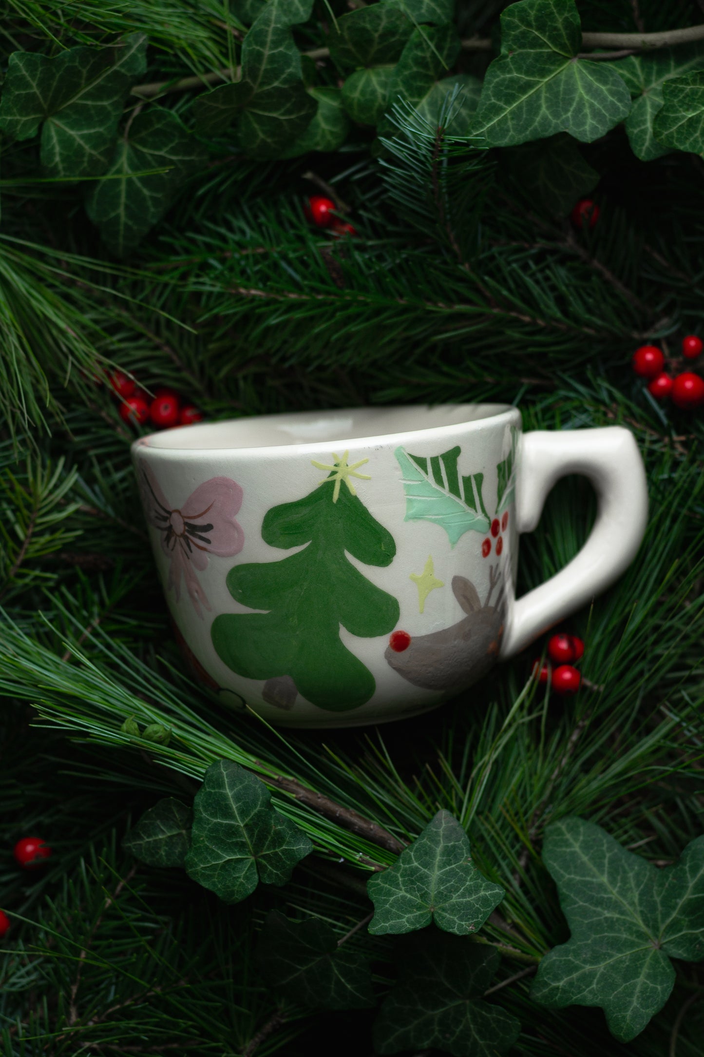 Beanie-Wearing Mystery Cat Christmas 4,5 dl mug