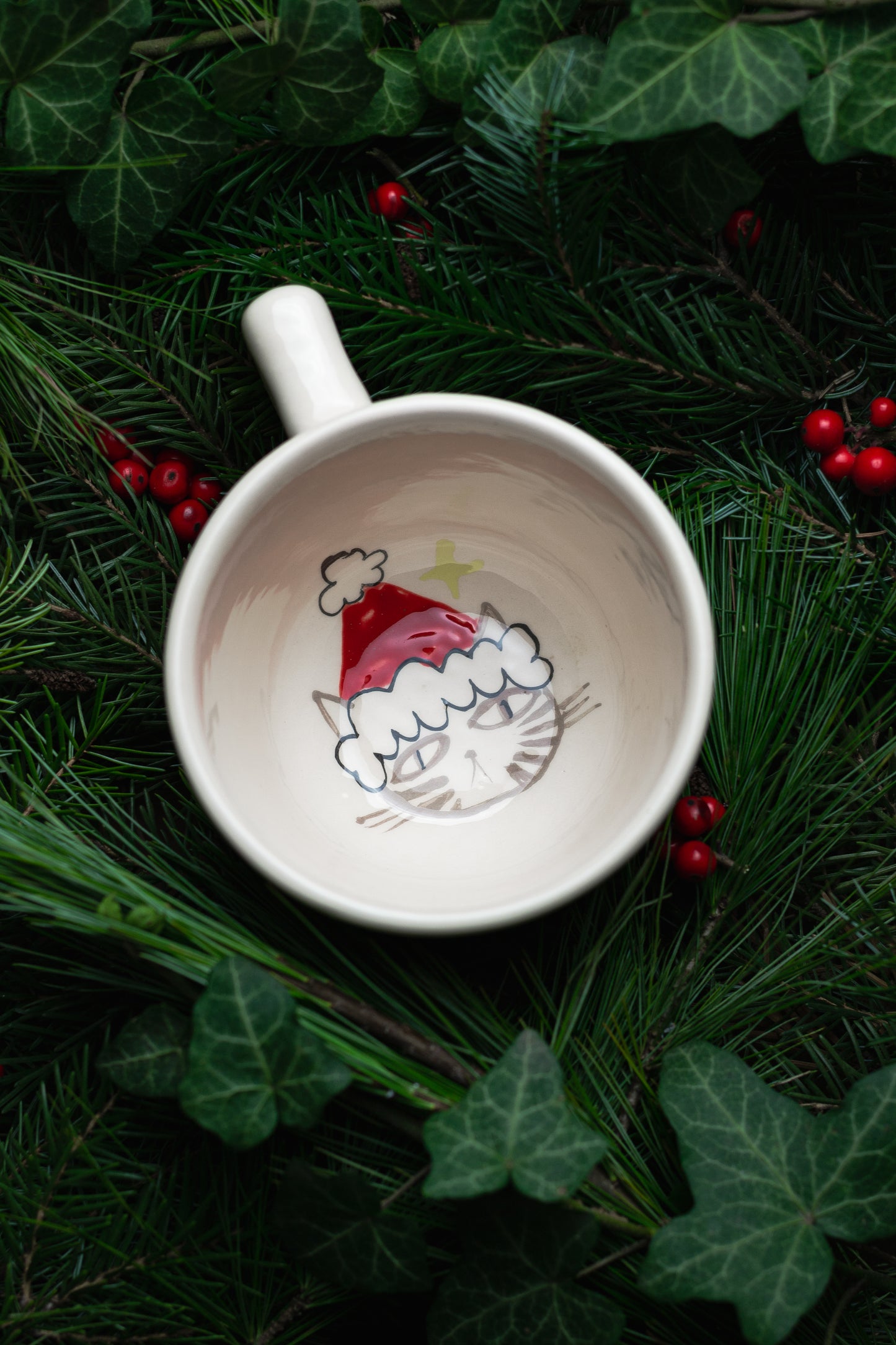 Beanie-Wearing Mystery Cat Christmas 4,5 dl mug