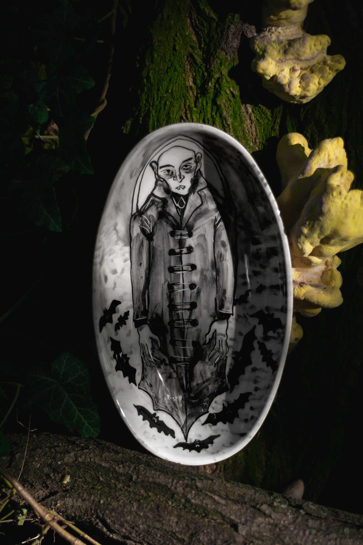 Nosferatu – Gótikus Vámpír Kézműves Kerámia Ovális Tálaló