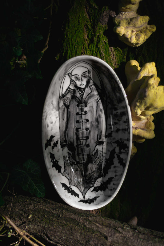 Nosferatu – Gótikus Vámpír Kézműves Kerámia Ovális Tálaló