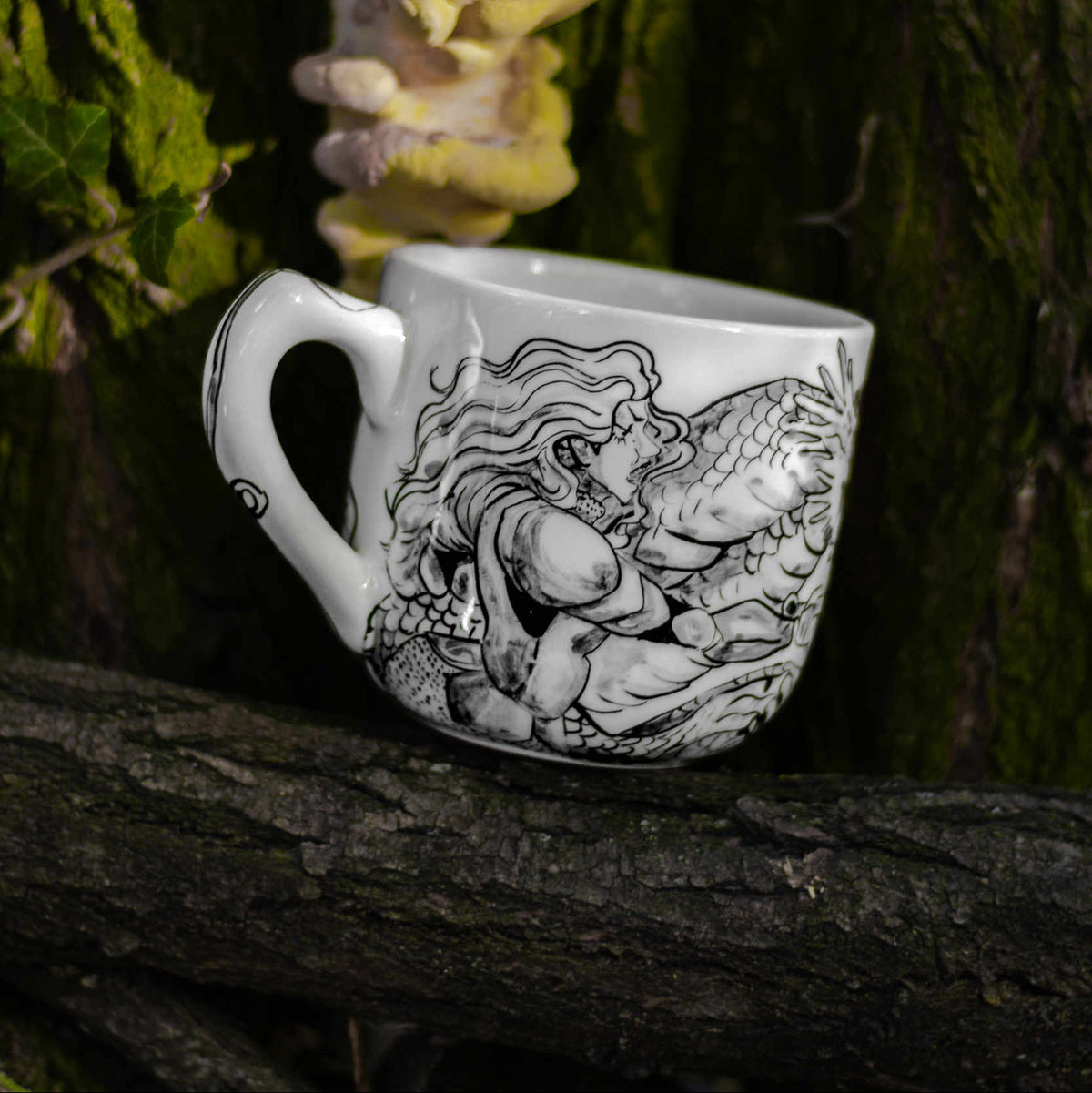 Páncélos lovagnő háromfejű sárkánnyal fenyeget egy megadó lovagot, kézzel illusztrált 5 dl-es fantasy kerámia bögre, Parbiart Studio.