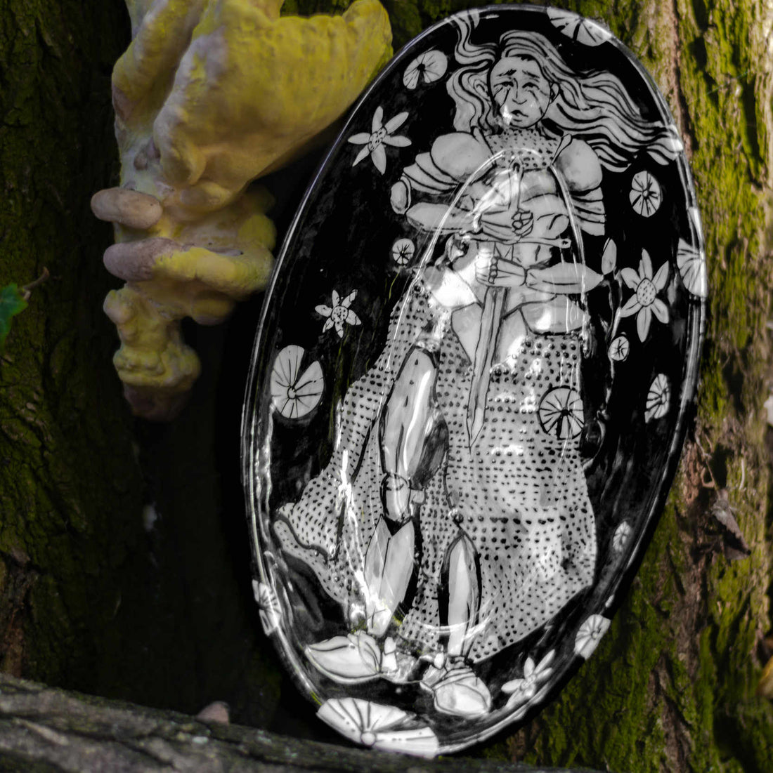 Páncélos lovagnőt ábrázoló, kézzel illusztrált ovális kerámia tálaló, középkori romantikus fantasy stílusban, Parbiart Studio.