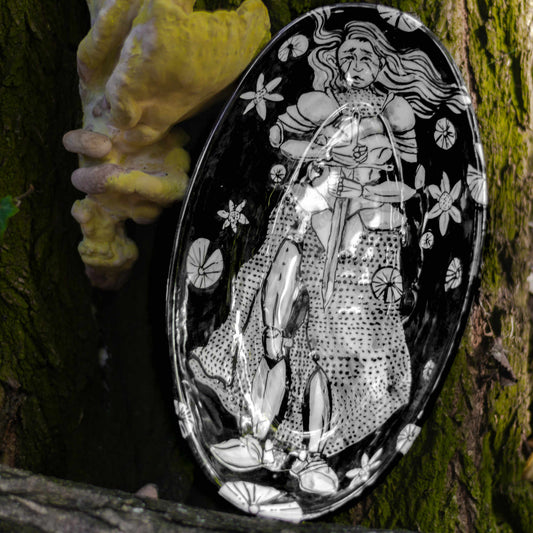 Páncélos lovagnőt ábrázoló, kézzel illusztrált ovális kerámia tálaló, középkori romantikus fantasy stílusban, Parbiart Studio.